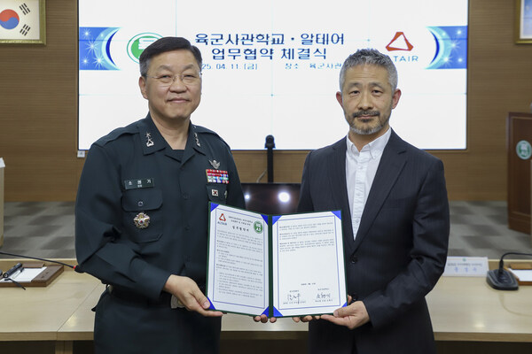 알테어 문성수 아시아태평양 수석부사장(오른쪽)과 육군사관학교장 소형기 소장.