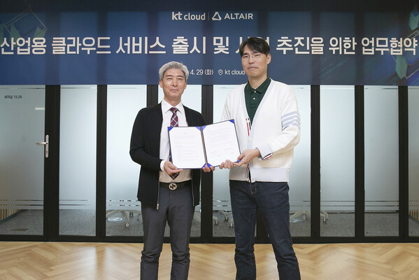 김도하 한국알테어 지사장(왼쪽)과 공용준 kt cloud 본부장이 기념 촬영을 하고 있다.