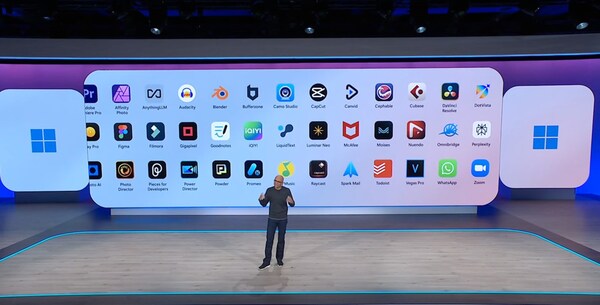 Microsoft의 CEO인 사티아 나델라(Satya Nadella)의 키노트 모습, 우측 최상단에 표시 된 Dot Vista 로고.