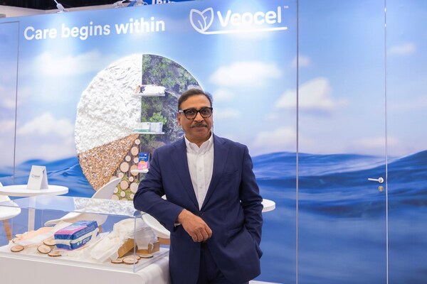 마이애미에서 열린 IDEA25의 VEOCEL™ 부스에 있는 Lenzing Group의 CEO 로힛 아가르왈(Rohit Aggarwal)